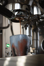 Charger l'image dans la galerie, Tasse à espresso en béton artisanale unique (100ml/3oz)
